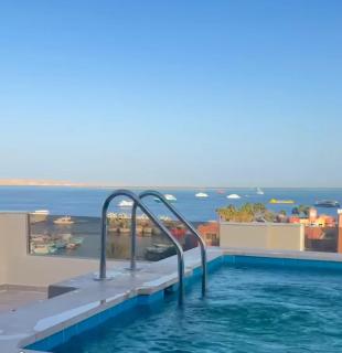 شقة فندقية امام المارينا 3 غرف 5 سراير - 2