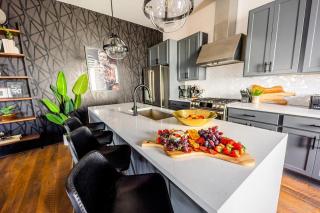 Heart of Gulch - 4 Min to Broadway - Designer Home - 5