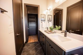 Heart of Gulch - 4 Min to Broadway - Designer Home - 2