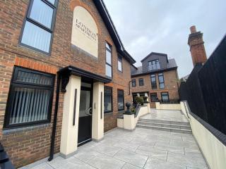 The Rye Retreat - 1BR Modern Design with Smart TV & Secure Underground Parking in Central High Wycombe HP13, Sleeps 3 - 8