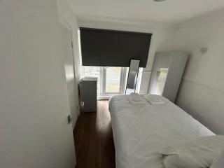 Tranquil 4BD in Croydon - 9