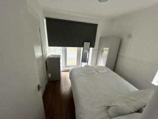 Tranquil 4BD in Croydon - 5