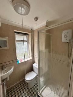 Tranquil 4BD in Croydon - 1