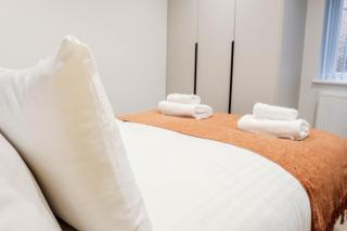 The Rye Retreat - 1BR Modern Design with Smart TV & Secure Underground Parking in Central High Wycombe HP13, Sleeps 3 - 1