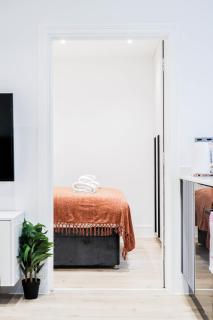 The Rye Retreat - 1BR Modern Design with Smart TV & Secure Underground Parking in Central High Wycombe HP13, Sleeps 3 - 4