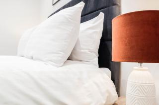 The Rye Retreat - 1BR Modern Design with Smart TV & Secure Underground Parking in Central High Wycombe HP13, Sleeps 3 - 6