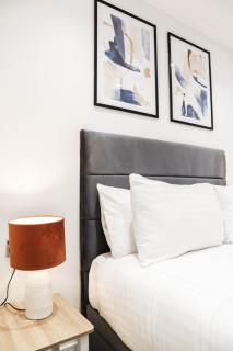 The Rye Retreat - 1BR Modern Design with Smart TV & Secure Underground Parking in Central High Wycombe HP13, Sleeps 3 - 5