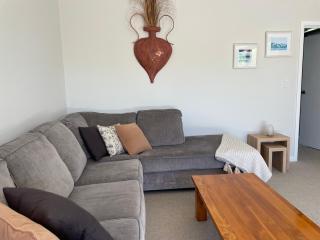 Warm, sun filled apartment - Albert Town - 4