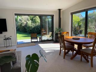 Warm, sun filled apartment - Albert Town - 2