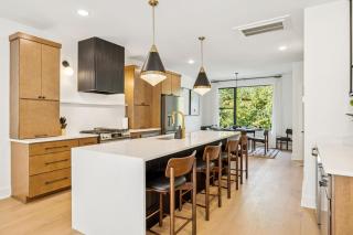 NEW Stylish Nash Townhouse w Hot Tub & Rooftop - 3