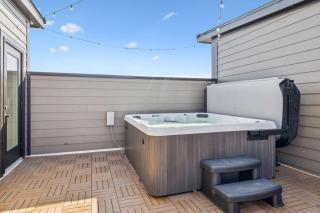 NEW Stylish Nash Townhouse w Hot Tub & Rooftop - 2