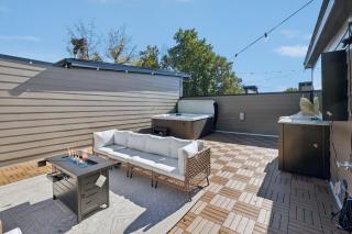 Nashville Getaway Rooftop Views & Modern Comfort - 0