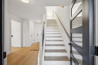 Nashville Getaway Rooftop Views & Modern Comfort - 1