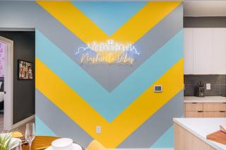 Hyve - Neon Lights - Pool & Gym - Walk to Broadway - 4