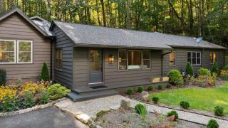 Dahlia House, 3 BDRM Walk To Town - 2