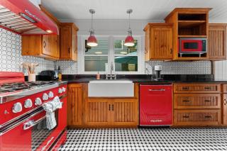 Dahlia House, 5 BDRM, Walk to town - 1