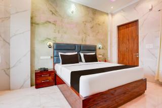 Super Townhouse Naya Gaon Formerly Hotel Paradise - 1