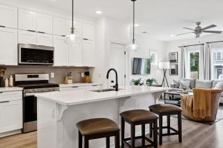 NEW Nash Modern Luxurious Space w Rooftop Views - 8