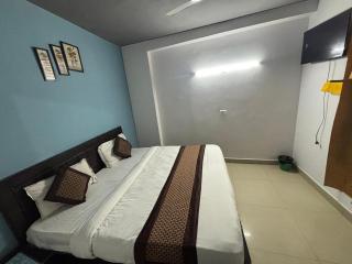 Hotel R Villa - Near Hauz Khas Fort - 4