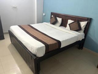 Hotel R Villa - Near Hauz Khas Fort - 2