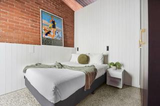 The Milliner on Elizabeth - 1