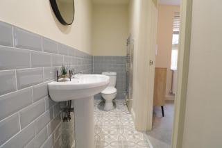 Stylish 6 Bed Apartment - Ideal for Contractors, Health Care workers - Peterborough - 8