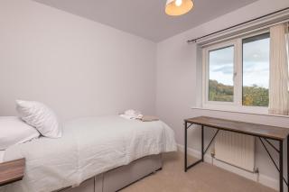 Cozy 4BR Walk To Huddersfield Hospital Game Wifi - 4