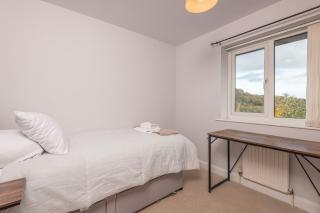 Cozy 4BR Walk To Huddersfield Hospital Game Wifi - 3