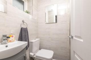 Cozy 4BR Walk To Huddersfield Hospital Game Wifi - 1