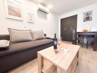 West Coast Split Modern Apartment by Marjan - 9