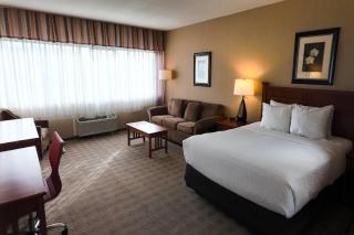 Ramada by Wyndham Kelowna Hotel & Conference Center - 5