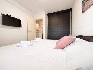 West Coast Split Modern Apartment by Marjan - 5