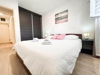 West Coast Split Modern Apartment by Marjan - 6