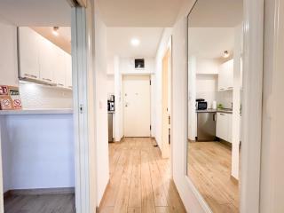 West Coast Split Modern Apartment by Marjan - 2