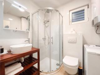 West Coast Split Modern Apartment by Marjan - 1