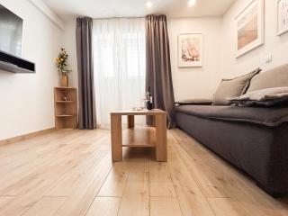 West Coast Split Modern Apartment by Marjan - 0