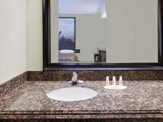 Super 8 by Wyndham Corpus Christi Northwest - 4