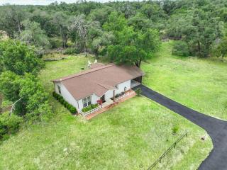Rustic Ideal Cottage with Private Garden and Fire Pit in San Marcos, Texas - 9