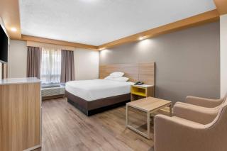 Econo Lodge Woodbridge - 1