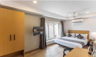 Townhouse Lake Town Clock Tower Formerly Crown Comfort - 8