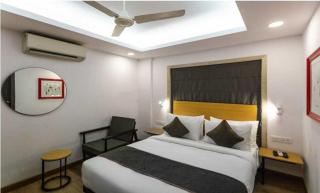 Townhouse Lake Town Clock Tower Formerly Crown Comfort - 9