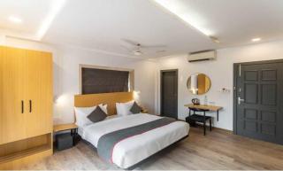 Townhouse Lake Town Clock Tower Formerly Crown Comfort - 7