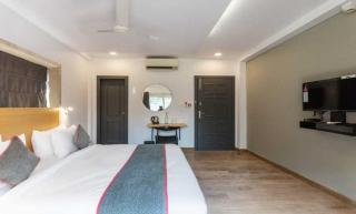 Townhouse Lake Town Clock Tower Formerly Crown Comfort - 4