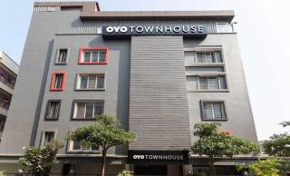 Townhouse Lake Town Clock Tower Formerly Crown Comfort - 1