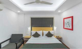 Townhouse Lake Town Clock Tower Formerly Crown Comfort - 6