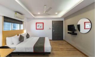 Townhouse Lake Town Clock Tower Formerly Crown Comfort - 3