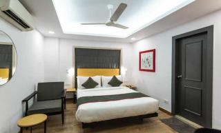 Townhouse Lake Town Clock Tower Formerly Crown Comfort - 5