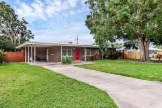 Charming 3BR Retreat Near Sarasota Beaches - 4