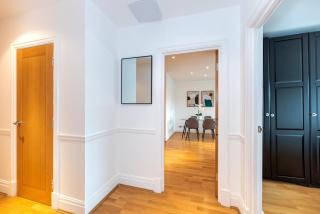 Modern 2-Bed Apartment near Greenwich & Canary Wharf Riverside Views & Excellent Transport Links - 4