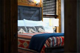 Retreat, Relax, Recharge - Fireplace & Hot Tub - 4